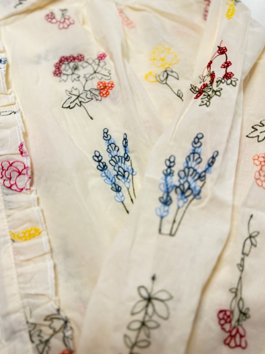 FLORA Bluse m Broderi Ecru