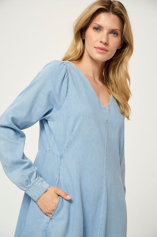 LIVIE Kjole Light Blue Wash